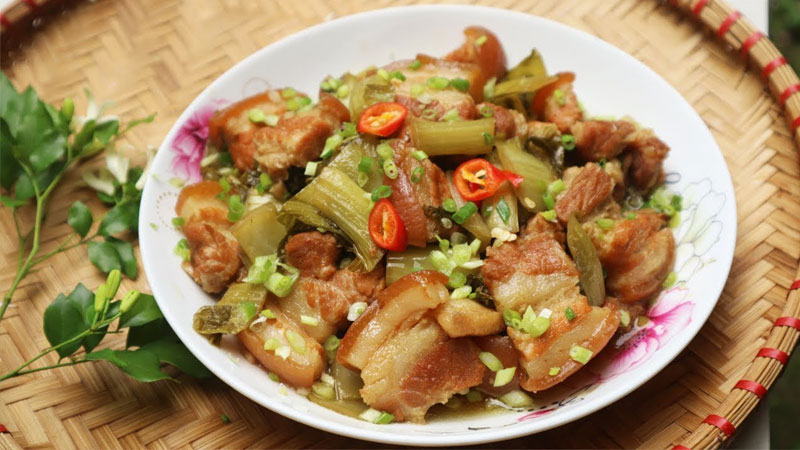 Vậy là thịt kho dưa cải đã xong rồi, cho ra bàn và thưởng thức ngay thôi nào.